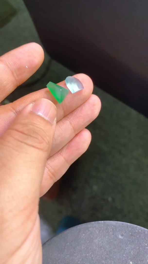 翡翠未镶嵌颈饰切割一对