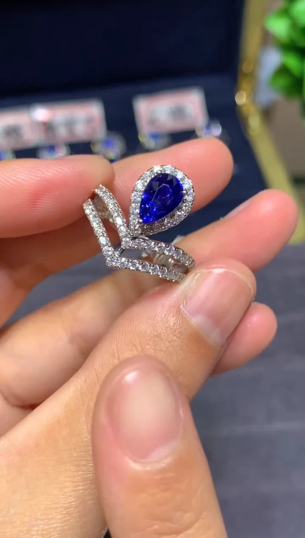 戒指蓝宝石18K金镶嵌1.5CT
