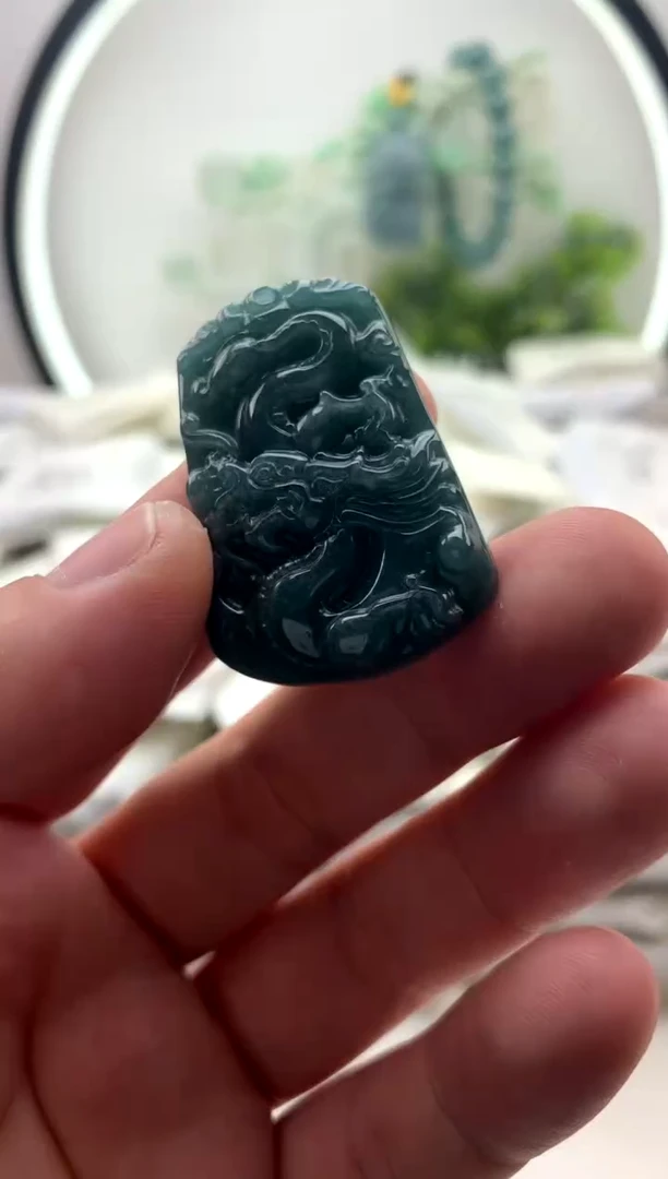 翡翠未镶嵌颈饰小龙牌