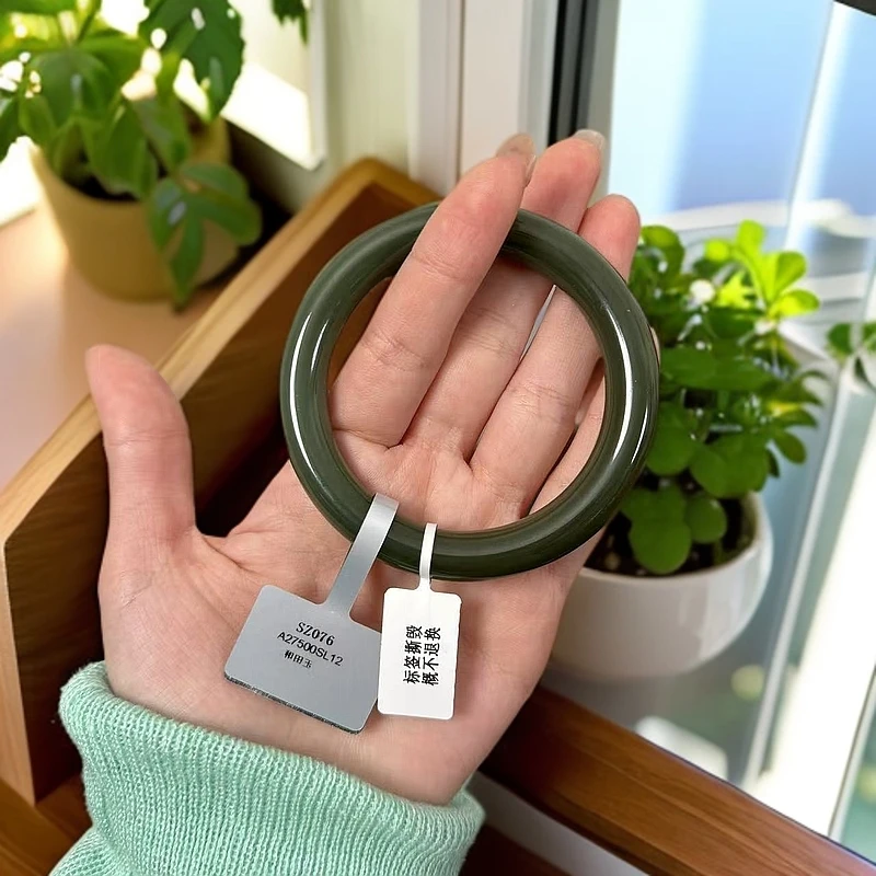 【汪氏精品】和田玉性价比沙枣青手镯 多样性发其一