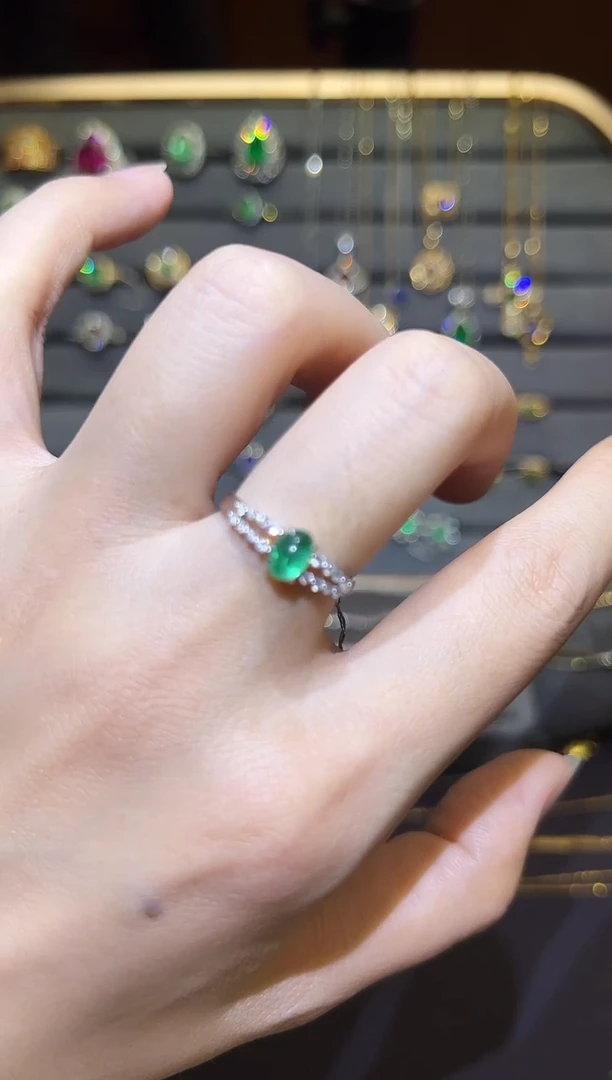 18K金镶嵌戒指祖母绿0.66CT