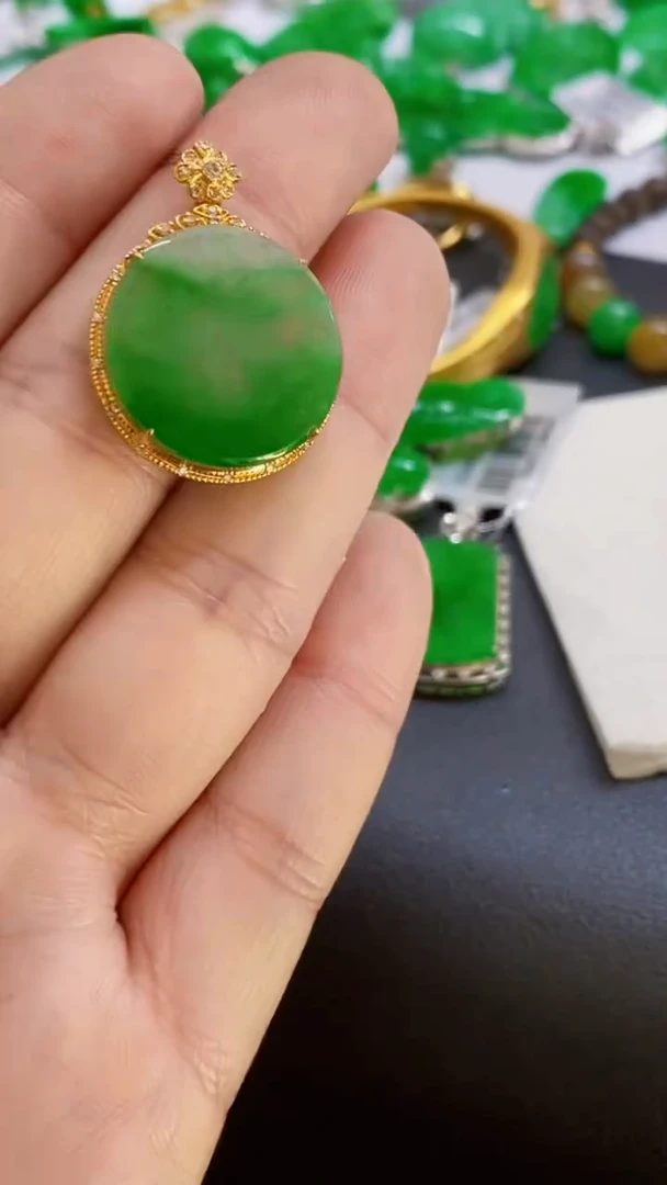颈饰18K金镶嵌翡翠圆牌
