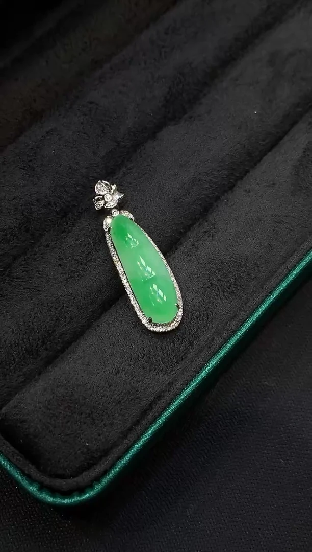 18K金镶嵌挂件翡翠豆子