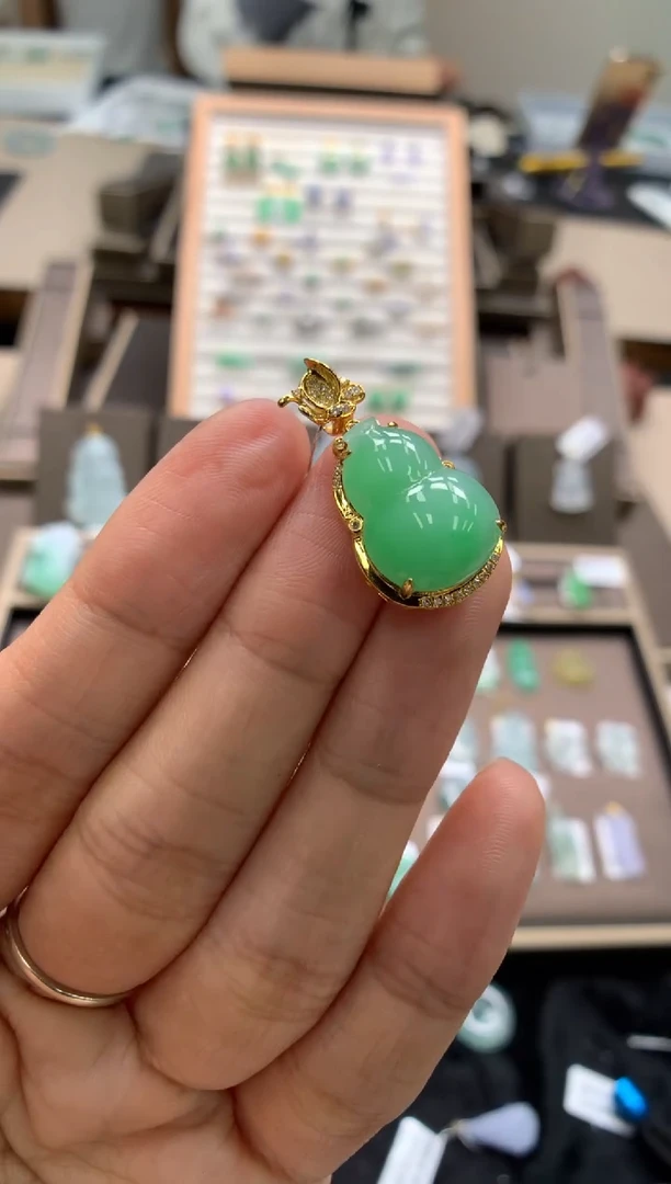 颈饰18K金镶嵌翡翠葫芦