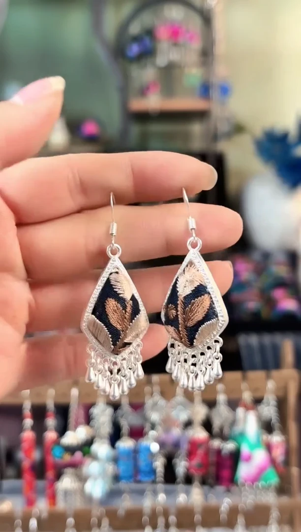 彩云南阁非遗老绣苗银饰品581