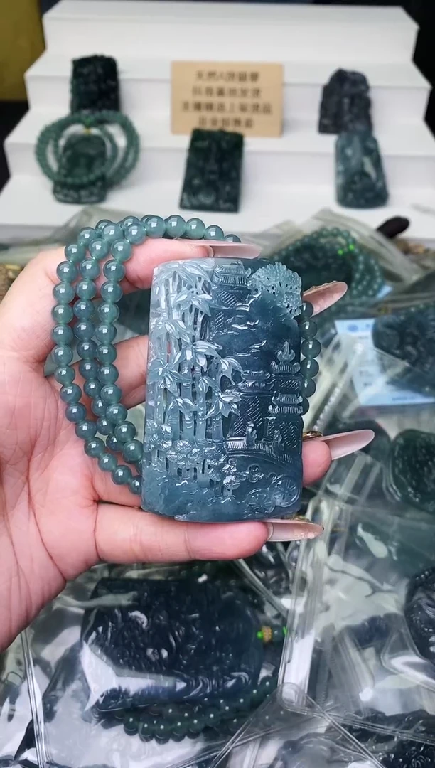 颈饰未镶嵌翡翠