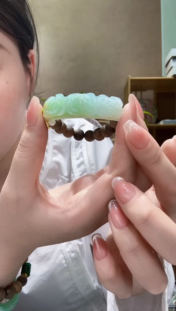 翡翠未镶嵌颈饰手牌