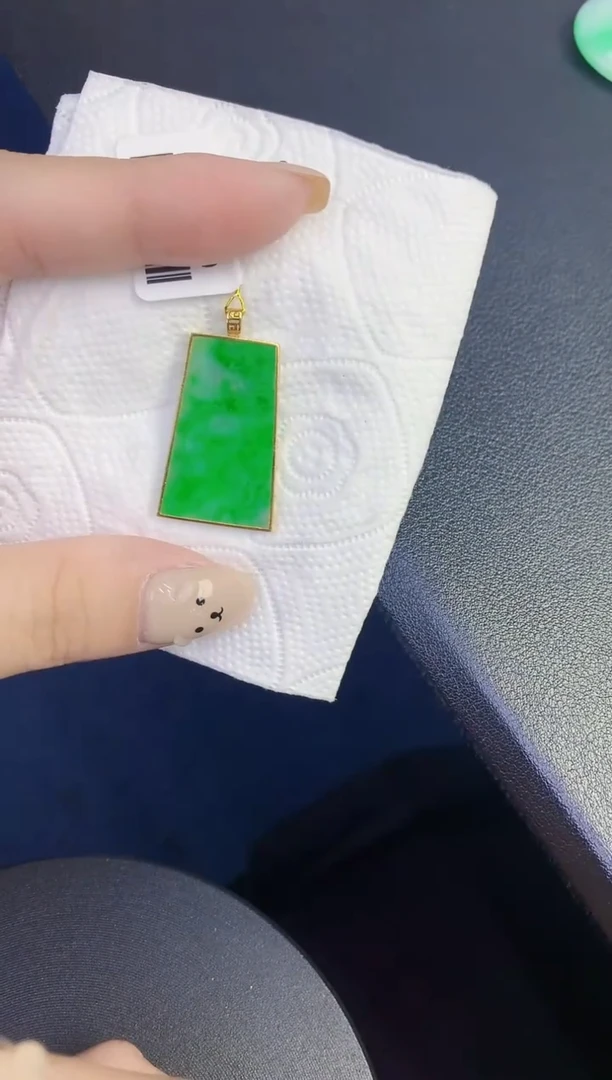 颈饰18K金镶嵌翡翠缅甸天然翡翠A货