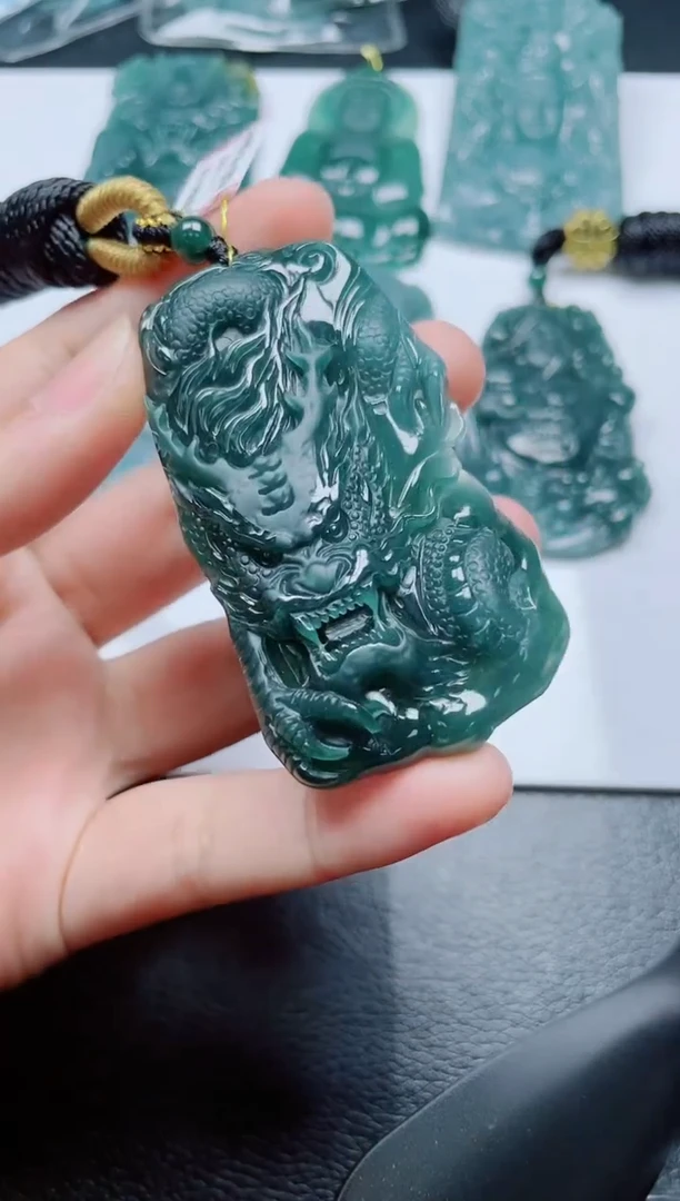 翡翠未镶嵌颈饰