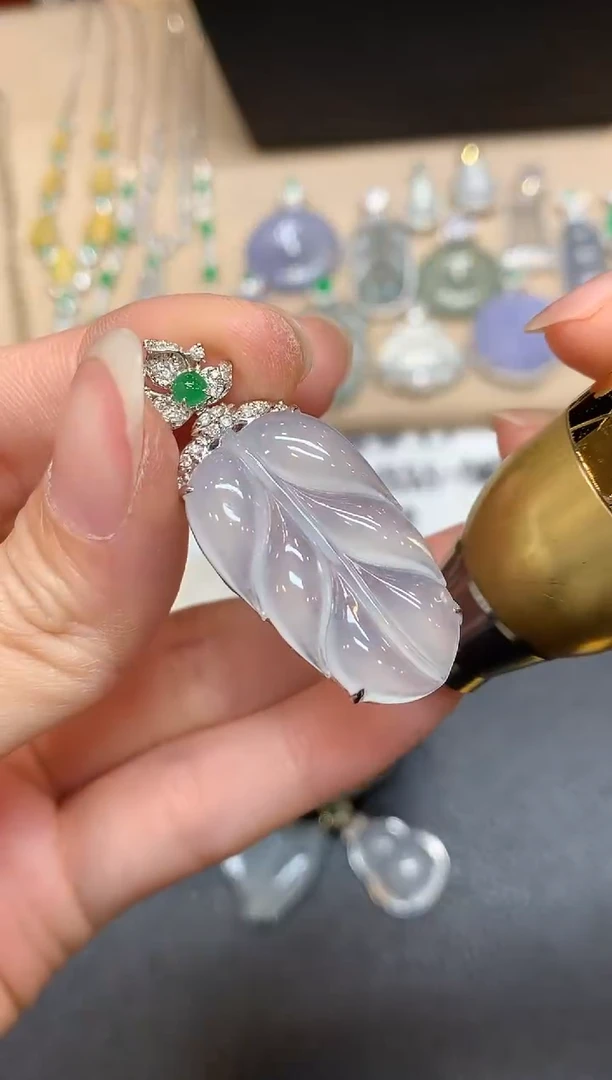 颈饰18K金镶嵌翡翠树叶【无服务费