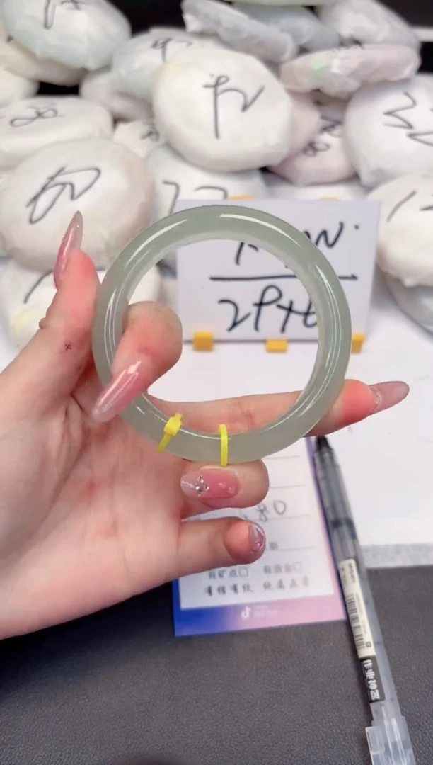 【闪购商品】石英质玉手镯未镶嵌126-58.0