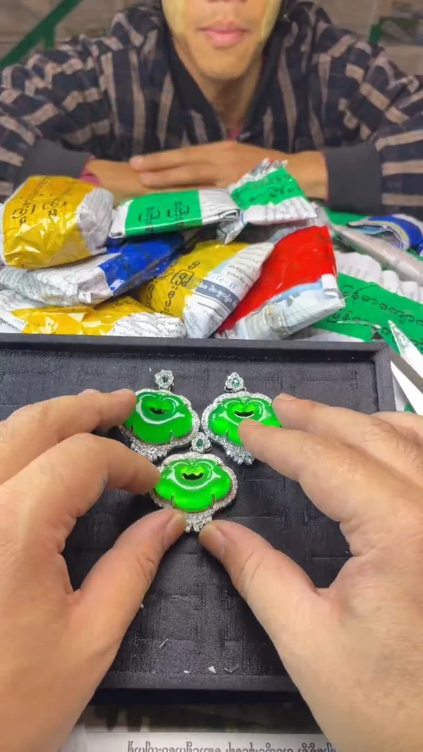 林子收货时尚吊坠