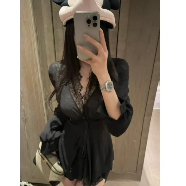 设计感辣妹气质性感V领蕾丝拼接雪纺衫上衣女春季新款显瘦短裤子