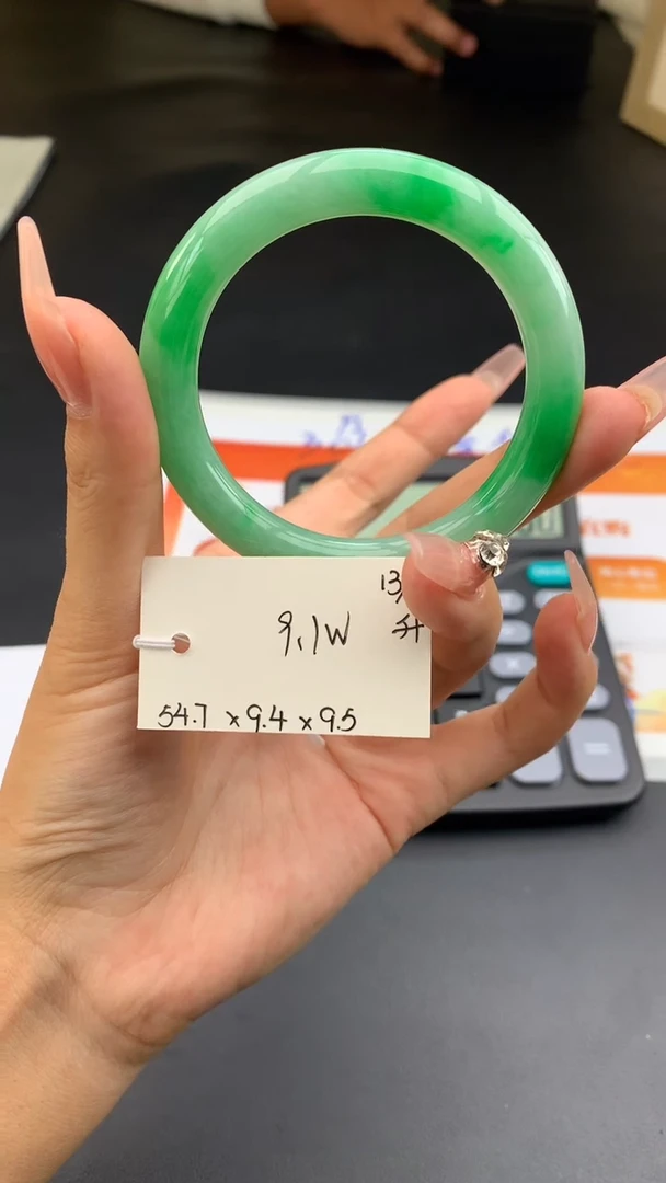 【闪购商品】翡翠手镯未镶嵌 #情人节#送礼，下单联系客服核对地址~