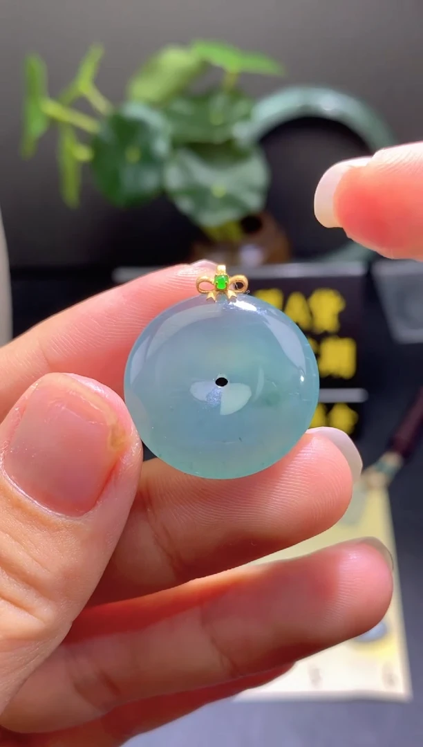 翡翠18K金镶嵌颈饰翡翠吊坠