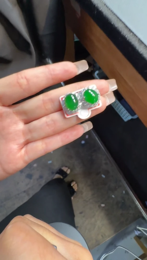 未镶嵌定制翡翠翡翠A货有轻微色差属于正常现象，耳钉多样性发货1