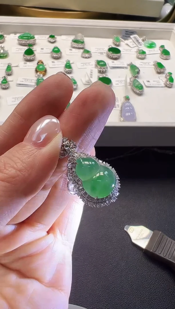 颈饰18K金镶嵌翡翠KLYN1122-005