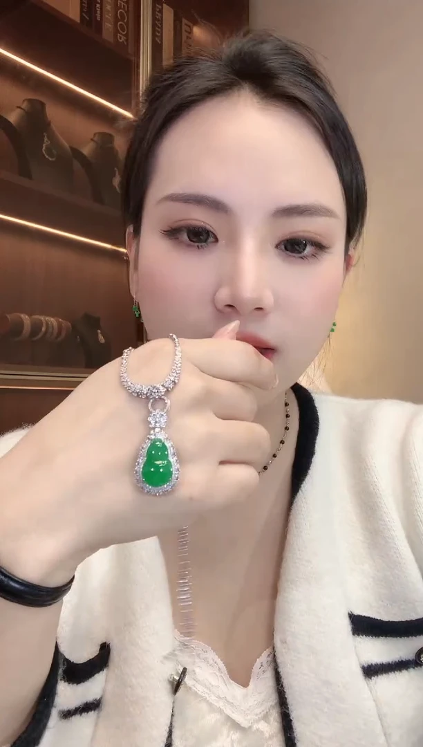 【闪购商品】翡翠吊坠(不含链)18K金镶嵌C26 多样性发货一件