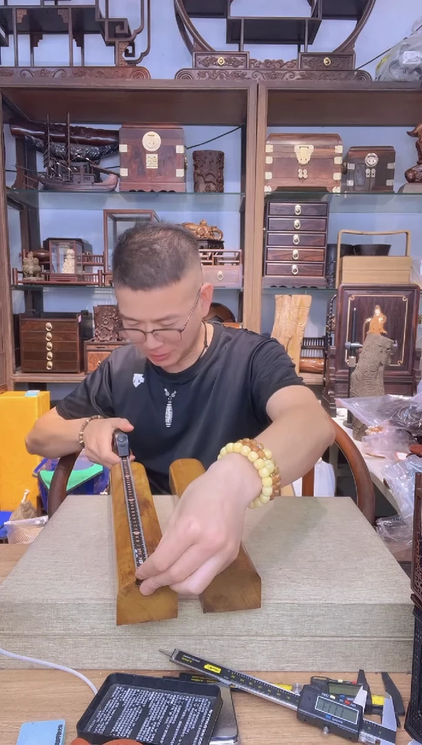 乌木类架子470金丝楠大镇尺  瑕疵