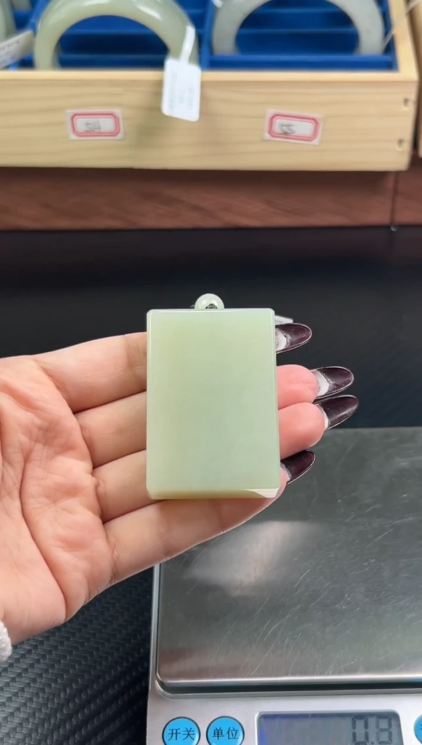 吊坠(赠链)未镶嵌和田玉迪克兰微色差mj