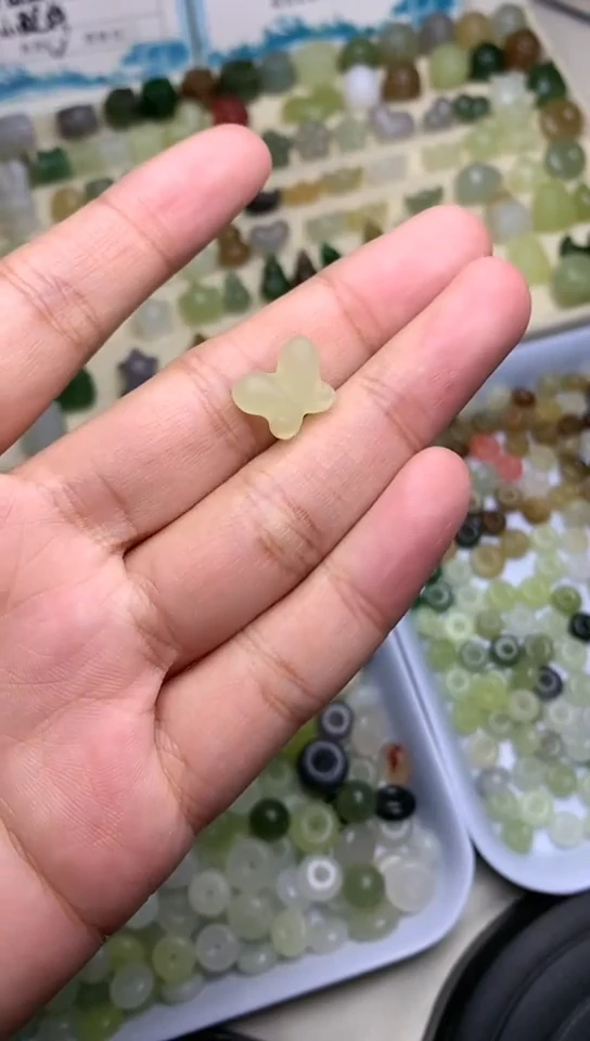 颈饰未镶嵌和田玉小蝴蝶