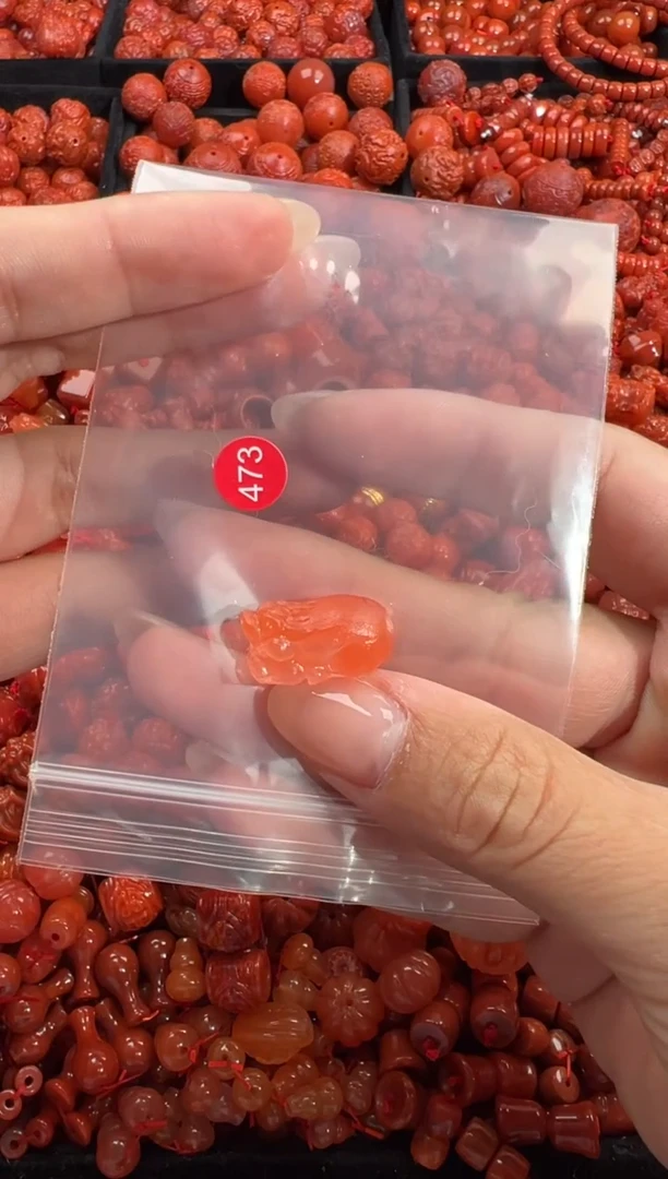 南红玛瑙未镶嵌颈饰1