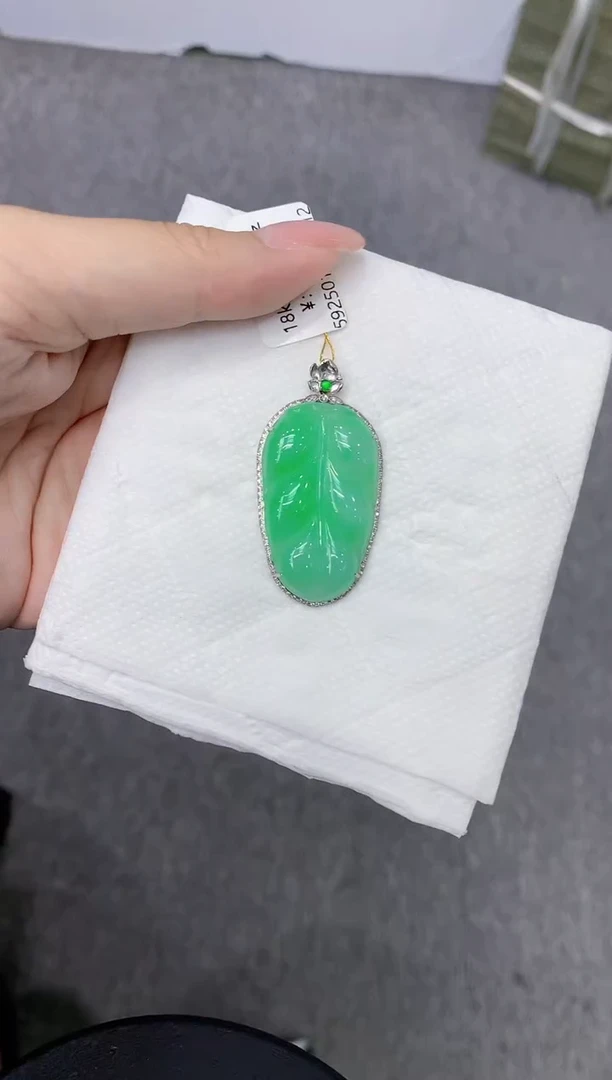 翡翠18K金镶嵌颈饰111111111111