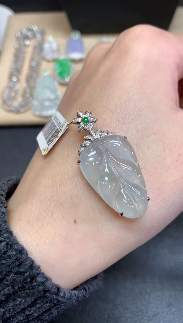 【闪购商品】翡翠颈饰18K金镶嵌叶子【无服务费】