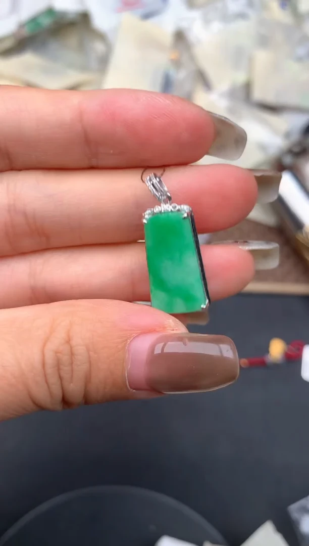 18K金镶嵌挂件翡翠一