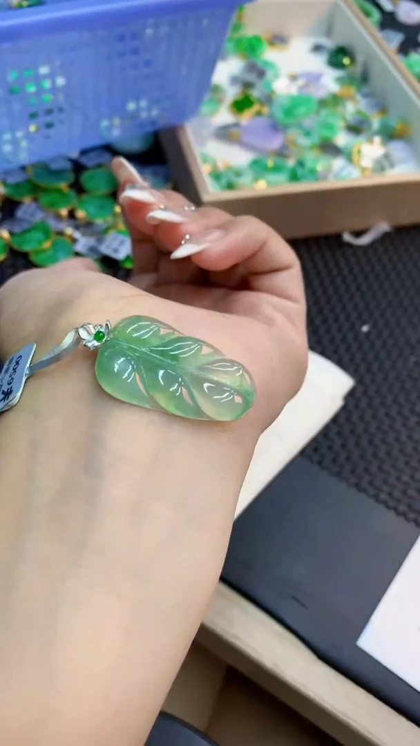 翡翠18K金镶嵌吊坠(不含链)1