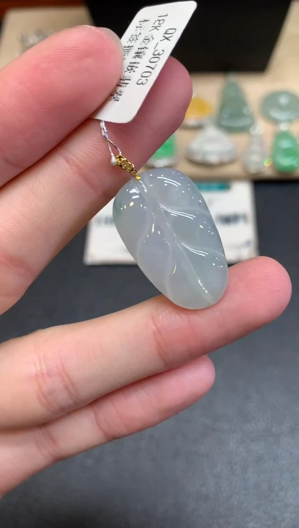 【闪购商品】翡翠颈饰18K金镶嵌叶子【无服务费】