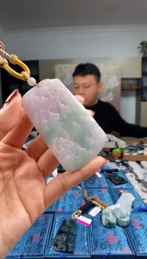 颈饰未镶嵌翡翠  多样性发其一