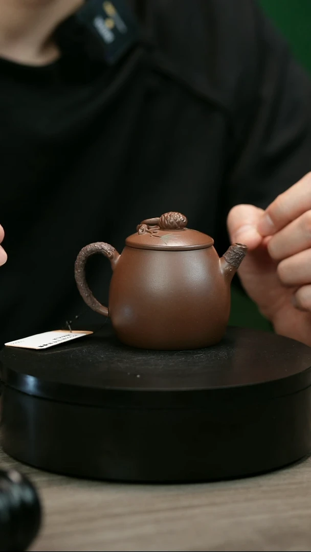 茶壶紫砂我***风H2366赵信军底槽青堆绘松果