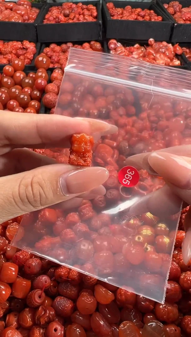 南红玛瑙未镶嵌颈饰1