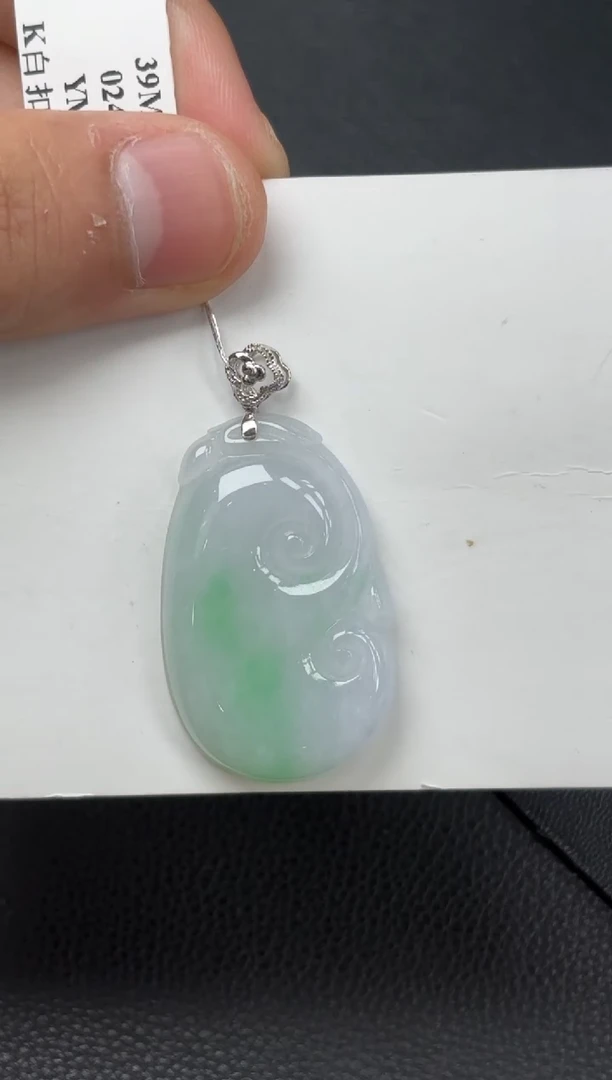 翡翠18K金镶嵌颈饰如意