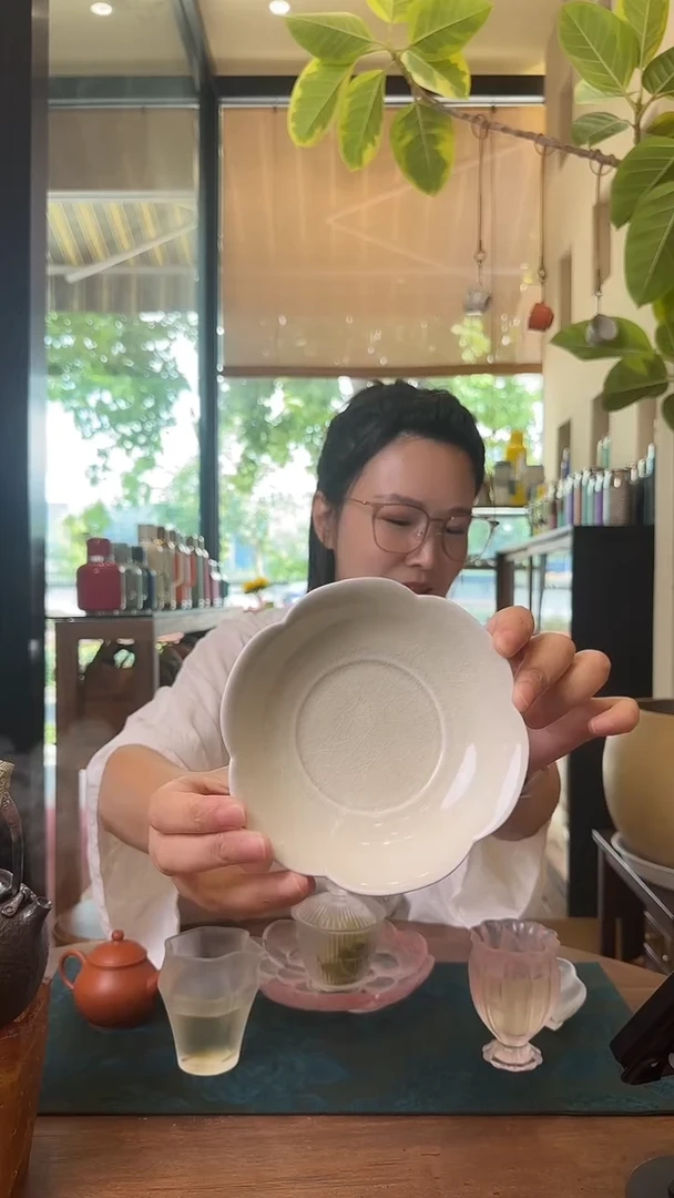 白色花边壶承白色花边壶承