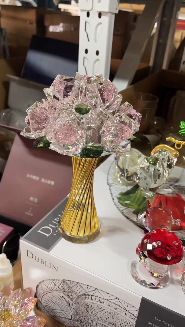 有机玻璃手捧玫瑰