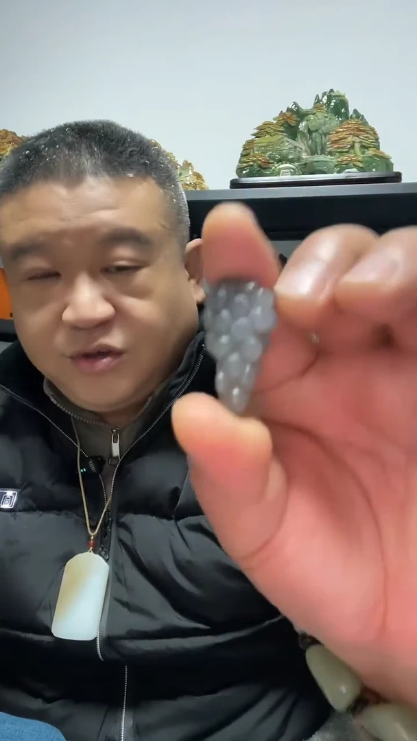 吊坠(赠链)未镶嵌和田玉烟紫葡萄吊坠