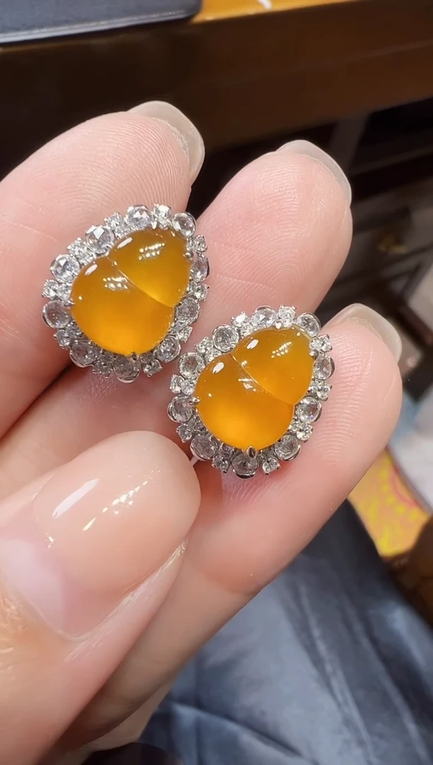 18K金镶嵌翡翠耳饰葫芦