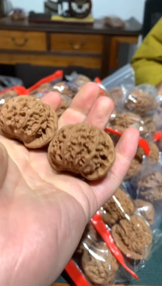 【闪购商品】文玩核桃吊坠宫灯核桃有黄尖听好介绍