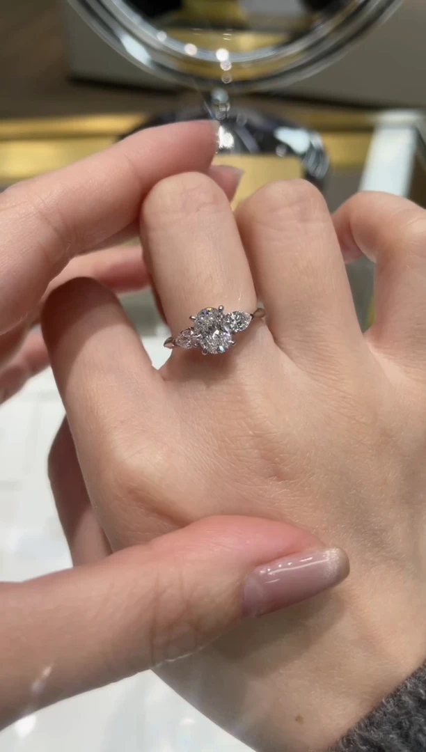 【闪购商品】实验室培育钻石18K金镶嵌椭圆三石1ct12圈