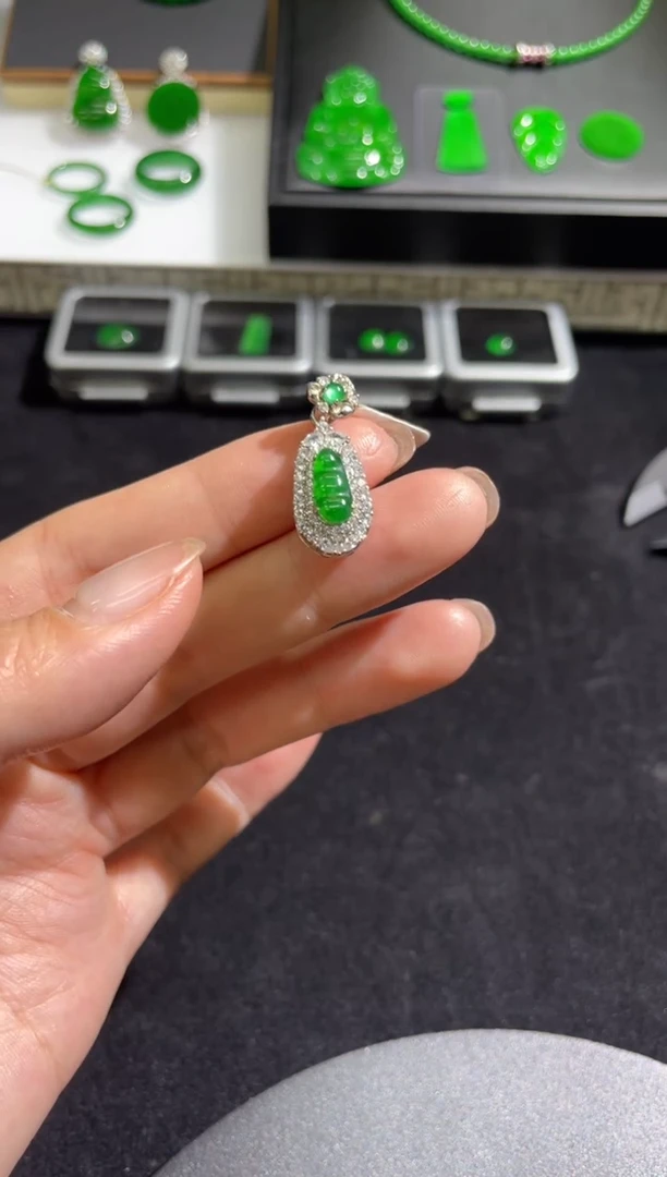 吊坠(不含链)银S925镀金镶嵌翡翠天然翡翠A货阳绿银镀金豆子