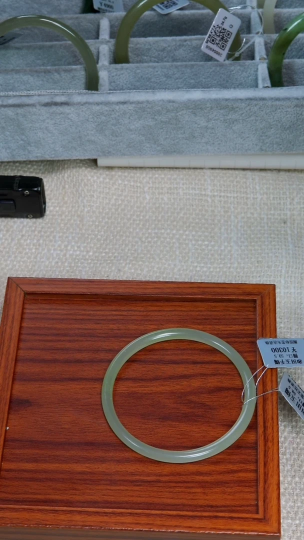 和田玉手镯未镶嵌59圈口冰翠青叮当手镯