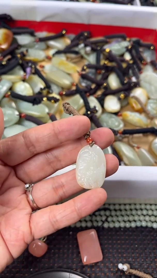 【闪购商品】和田玉颈饰未镶嵌多样性发货没有证书拍一发一有瑕