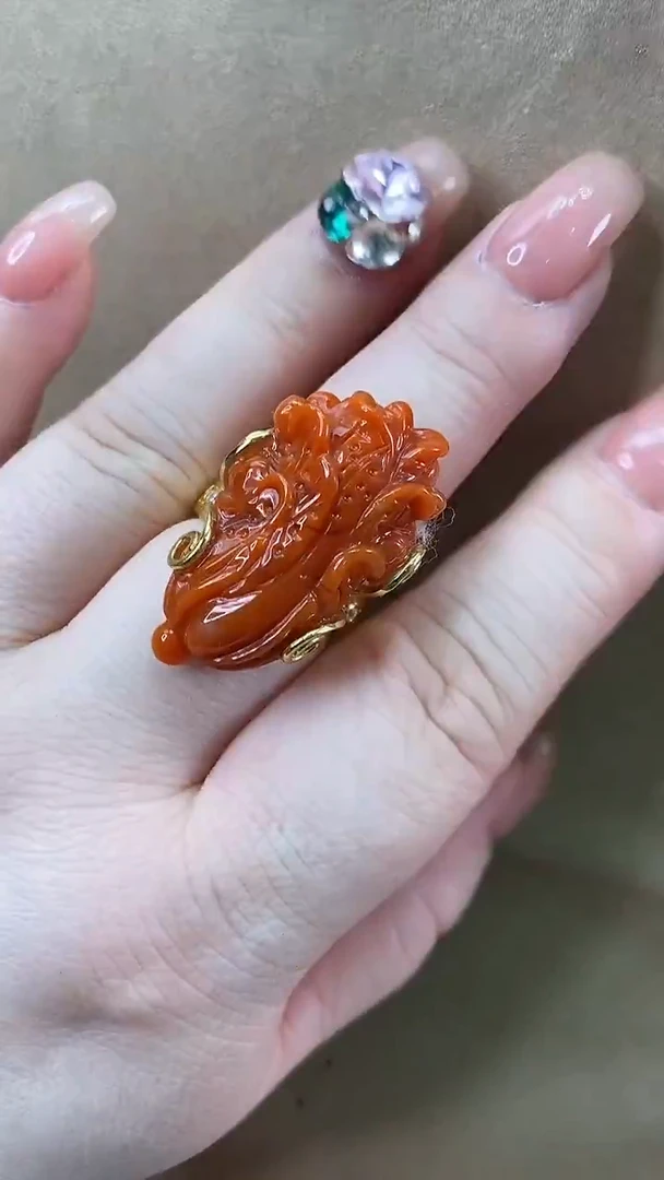 颈饰未镶嵌南红玛瑙戒指
