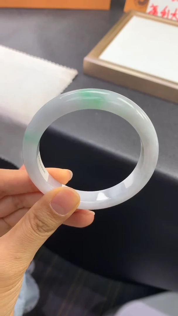 未镶嵌手镯翡翠退货需手镯吊牌标签完好 56