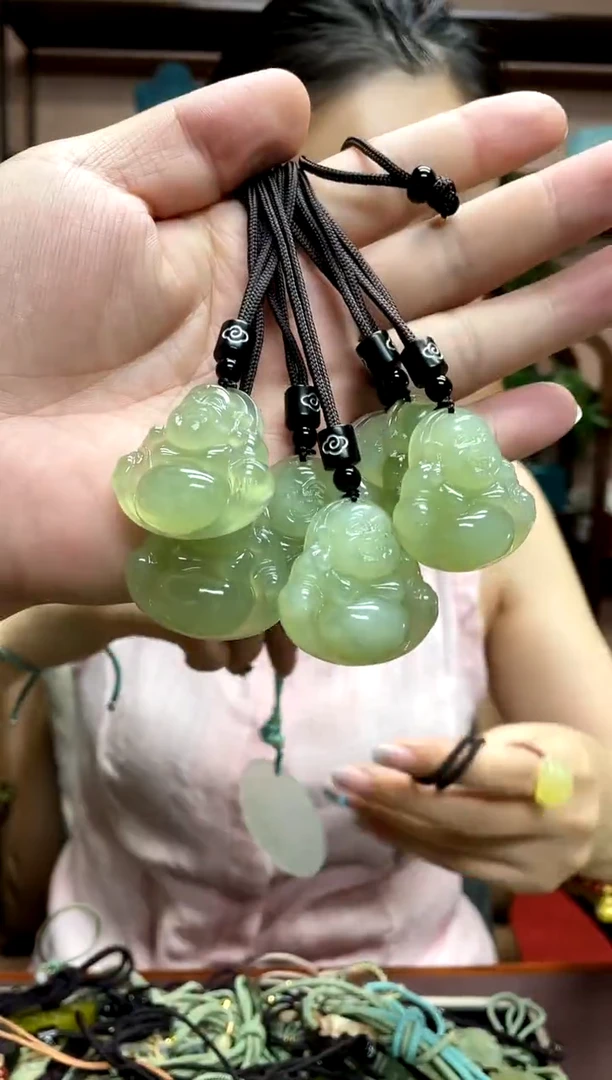 岫玉未镶嵌吊坠多样性发货发其中之一