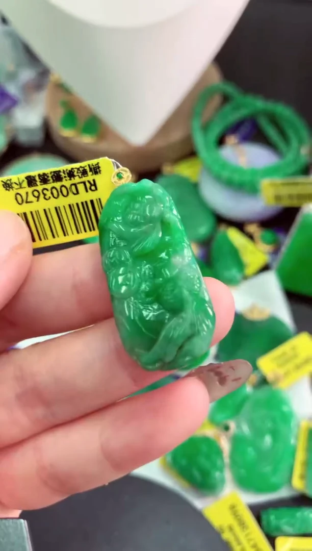 翡翠未镶嵌颈饰挂件