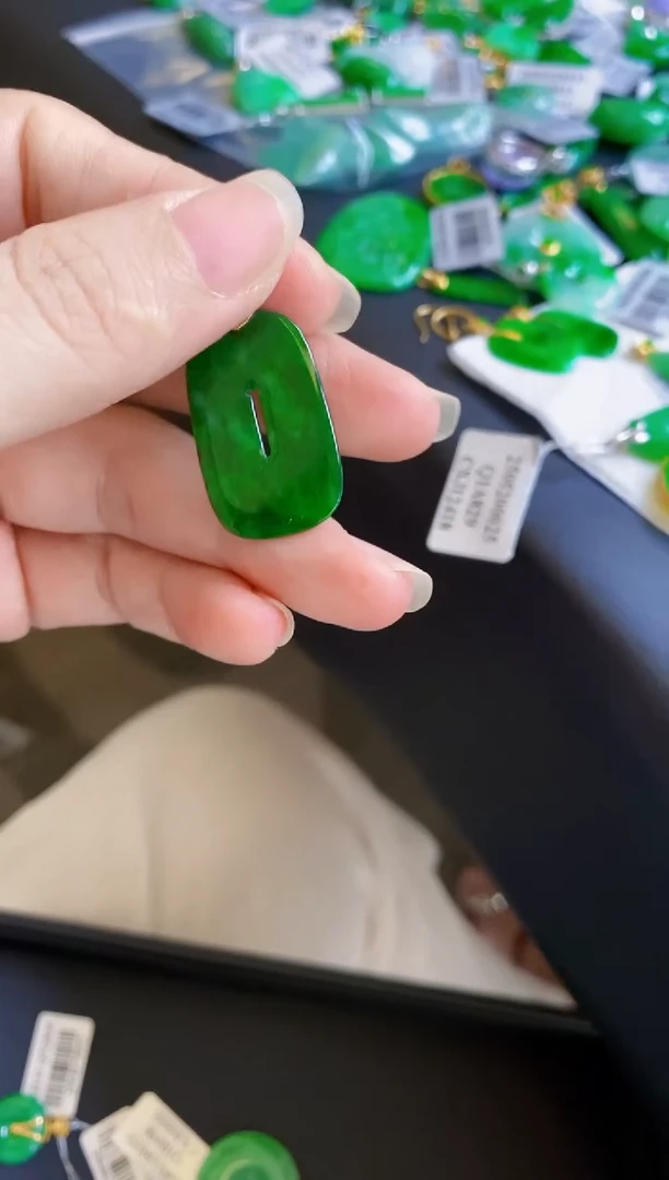翡翠18K金镶嵌颈饰M****U吊坠