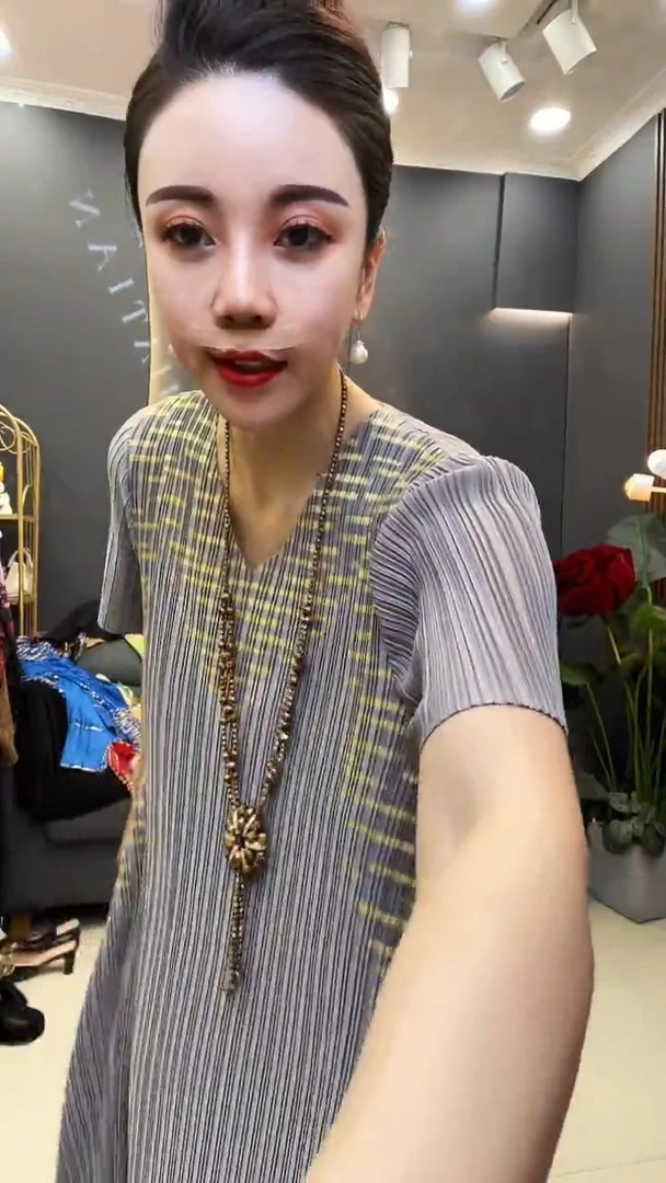 聚酯纤维（涤纶）灰色 烫金裙